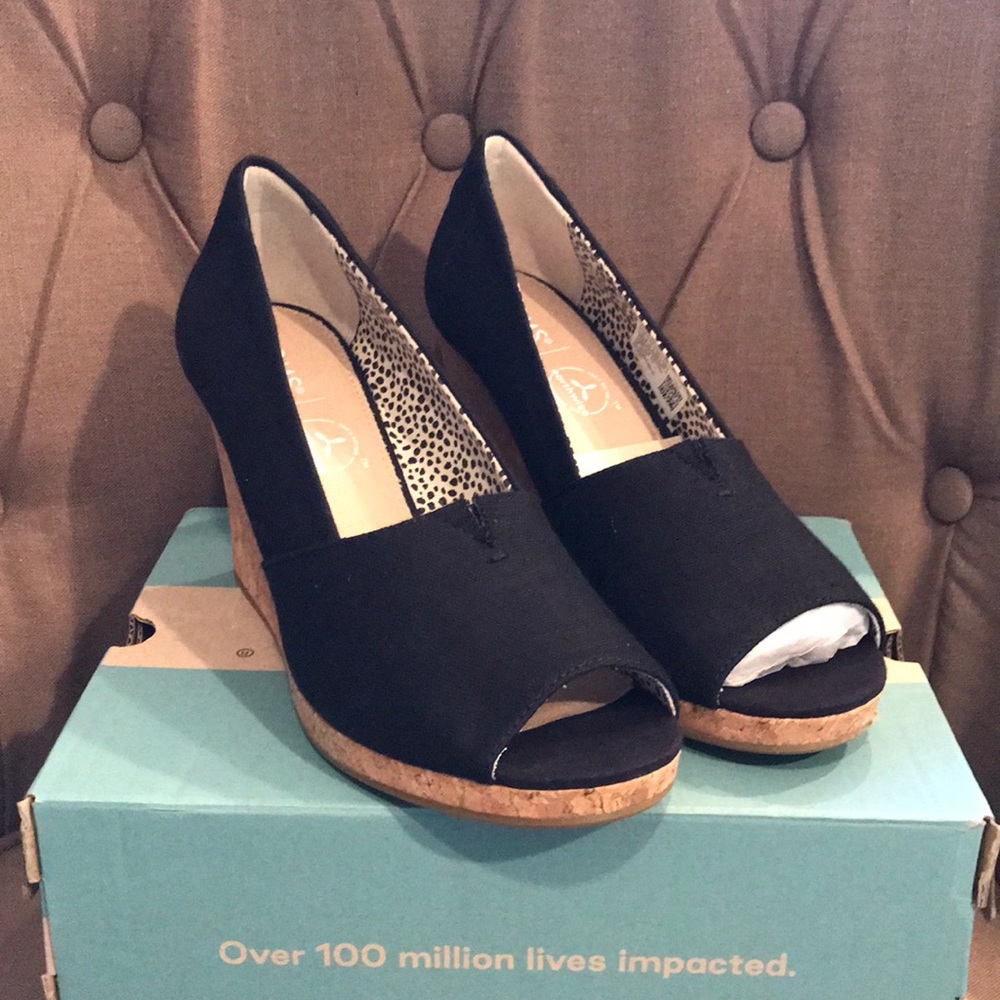 Women’s Toms Shoes, Size 9, Black, NWB